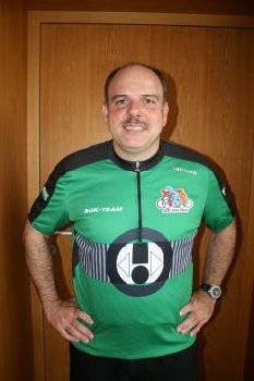 Herr Grossmann von der AOK mit dem AOK-Trikot.