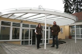 Schtzt Mensch und Fassade: das neue, lichte Vordach der Akademie Schloss Rotenfels.