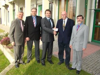 Spende fr das Helmut-Dahringer-Haus. Auf dem Bild sind zu sehen: Andreas Merkel, Manfred Lang, Karl-Heinz und Stefan Kohlbecker von der Bauunternehmung Lang sowie Oberbrgermeister Christof Florus.