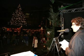 Oberbrgermeister Christof Florus erffnet den Gaggenauer Adventsmarkt.