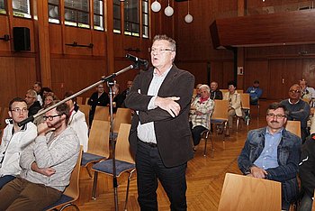 Der damalige Stadtrat Wilfried Schmitt war es, der im November 2012 die L�rmschutzproblematik in Ottenau erstmals im Gaggenauer Gemeinderat vortrug. Unsere Aufnahme entstand jetzt in Ottenau. Foto: StVw
