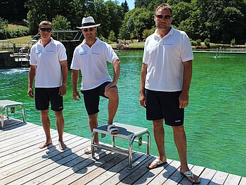 irko Schneider, Sven Hecht und Vladimir Gorochow (v.l.n.r.) k�mmern sich um das Wohl der Badeg�ste im Waldseebad. Foto: StVw
