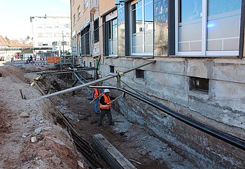 Die Au�enwand der Kellerfassade wird zus�tzlich abgedichtet. Foto: StVw