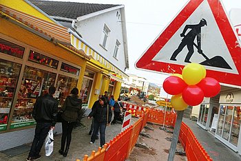 Die Bauarbeiten am Bahnhofsplatz gehen gut voran. Die ausf�hrenden Firmen versuchen stets, die Einschr�nkungen so gering wie m�glich zu halten. So k�nnen die Einzelh�ndler und Gastronomen an der Baustelle zu Fu� erreicht werden. Foto: StVw