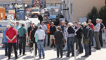 Die interessierte B�rgerschaft konnte sich auf der Baustelle am Bahnhofsplatz �ber den Stand der Dinge informieren. Foto: StVw