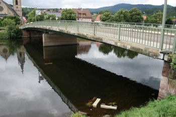 Unbekannte haben die Blumenksten an der Lindenbrcke Ottenau in die Murg geworfen.