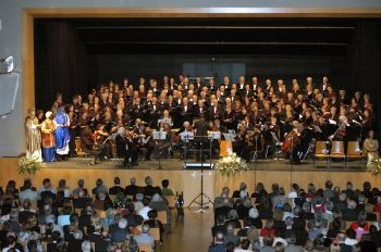 Das Orchester auf der Bhne in der Jahnhalle.