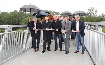 Die Verantwortlichen geben die offizielle Freigabe f�r die Schillerbr�cke. Foto: StVw<br />
