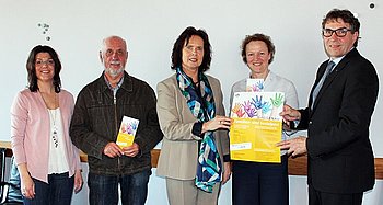 Die neuen Anbieter des Gaggenauer Familien- und Sozialpasses umrahmt von Oberb�rgermeister Christof Florus und der Leiterin des Sachgebiets Sozialwesen Gabriele Maier. Foto: StVw<br />
