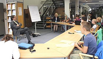 Auch ein Interview mit Oberb�rgermeister Christof Florus darf in der Ferienzeitung nicht fehlen. Foto: StVw