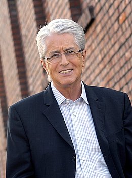 Frank Elstner f�hrt durch das Programm des Benefizkonzerts am 26. Oktober in der Jahnhalle. Foto: privat<br />
