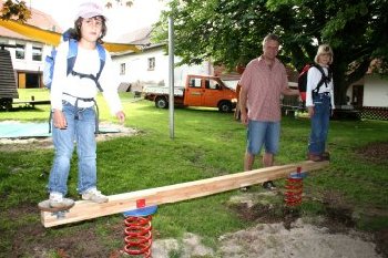 Ein neuer Balancebalken fr den Spielplatz in Freiolsheim.