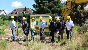 Der Erste Spatenstich im Gaggenauer Auweg l�utet die Bauphase ein. Foto: StVw