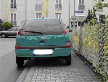 Autos drfen nicht auf dem Gehweg parken.