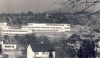 Die Hebelschule in ihren Anfngen. Heute ist sie die einzige Hauptschule weit und breit, die auch die Mittlere Reife anbietet.<br />
