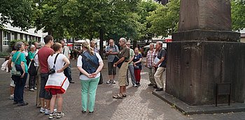 Bei den Historischen Stadtf�hrungen wird auch am Rindeschwenderdenkmal Halt gemacht. Foto: StVw