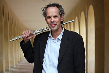 Der renommierte Konzert-Querfl�tist Jochen Baier, Barockspezialist und Lehrer an der Musikschule, �bernimmt beim Dreik�nigskonzert einen Solo-Part. Foto: U. Schimmelpfennig