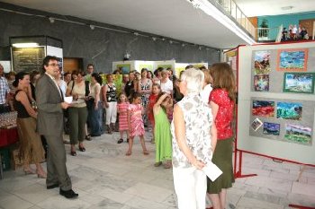 Kinder stellten im Rathaus-Foyer ihre Kunstwerke vor.