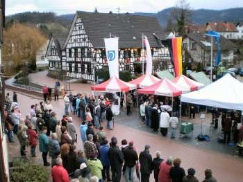 Viele Gste kamen zur Erffnung des Lindenplatzes in Michelbach. Er wurde neu gestaltet.