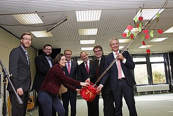 Ein Apfelbaum als Startgeschenk f�r die neue Ludwig-Guttmann-Schule in Bad Rotenfels. Foto: StVw