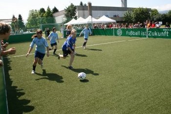 Jetzt geht's rund: Mit einem Fuballturnier weihten Schlerinnen und Schler das neue Spielfeld in Bad Rotenfels ein.<br />
