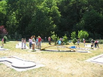 Teilnehmer beim Minigolfturnier, das erstmals im Jahr 2007 stattfand.