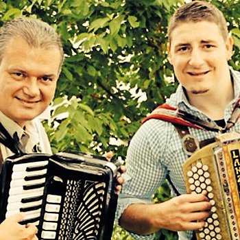 Die Murgtalbuam spielen im Rahmen der B�rgerwanderung in der M�nchhof-Blockh�tte. Foto: privat