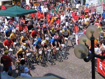 Zahlreiche Biker auf dem Marktplatz vor dem Start zum Murguferbiking.