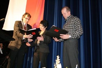 Mit dem Brgerpreis der Stadt Gaggenau zeichnete Florus die beiden Schwimmbadvereine Ottenau und Sulzbach aus.