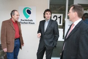 Durch die Michelbacher Fachklinik Fischer-Haus fhrten Klinikleiter Stephan<br />
Peter-Hner (l.) und Verwaltungsleiter Erwin Seiser Oberbrgermeister Christof Florus.<br />
<br />
