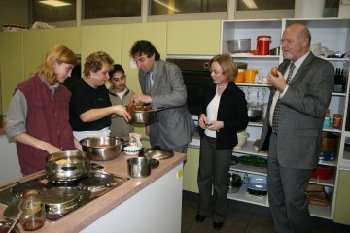 Das schmeckt: OB Christof Florus werden beim Rundgang durch die<br />
Erich-Kstner-Schule von den Schlern frisch gebackene Krapfen gereicht.<br />
Rechts im Bilde sind Schulleiterin Ulrike Jasse und der zustndige Dezernent<br />
beim Landratsamt, Michael Mller, zu sehen.<br />
