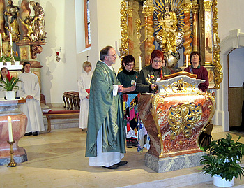 Pfarrer Ullrich F�rderer zusammen mit den Doowall Hexen bei den F�rbitten