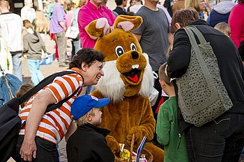 Am Sonntag hoppelt der Osterhase begleitet vom Fanfarenzug der GroKaGe Gaggenau und den Murgnixen durch Gaggenau. Foto: Stephan Kaminski<br />
