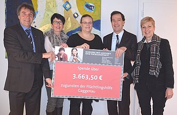 Der Spendenerl�s wurde von Nina Zwiebelhofer, Christof Maisch und der Leiterin des Kulturamts, Heidrun Haendle, symbolisch an Oberb�rgermeister Christof Florus und die Koordinatorin f�r Fl�chtlingshilfe bei der Stadt Gaggenau, Carmen Merkel, �berreicht. Foto: StVw