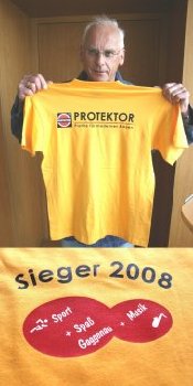 Das Siegertrikot fr den Gewinner, vorgestellt von Manfred Vogt.