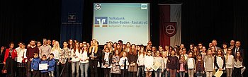 Die Geehrten beim finalen Gruppenbild in der Jahnhalle. Foto: StVw