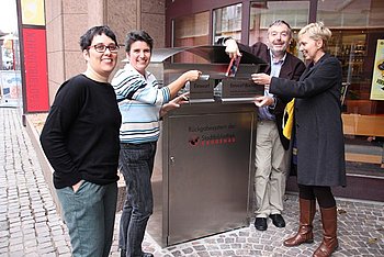Das Bibliotheksteam freut sich �ber die Medienr�ckgabebox unweit des Bibliothekseingangs am �Haus am Markt�. Foto: privat<br />
