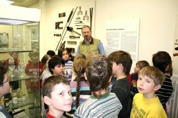 Hans Moser fhrt eine Schulklasse durch die Stadtgeschichtlichen Sammlungen.