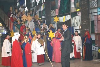 Oberbrgermeister Christof Florus begrt die Sternsinger im Rathaus.