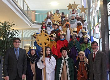 Die Sternsinger gemeinsam mit Oberb�rgermeister Christof Florus und Stadtk�mmerer Andreas Merkel. Foto: StVw