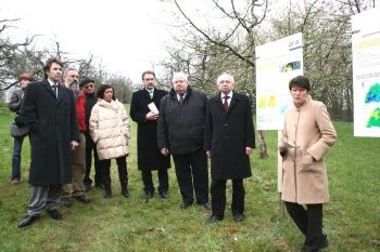 Tanja Gnner zu Gast in Selbach.Oberbrgermeister Christof Florus und Brgermeisterin Brigitte Schuble haben die Landesumweltministerin in Gaggenau-Selbach willkommen geheien. Mit von der Partie waren auch Landrat Thomas Buerle, der Bundestagsabgeordnete Peter Goetz, der Landtagsabgeordnete Karl-Wolfgang Jgel, Ortsvorsteher Bruno Hartwig und nicht zuletzt Albrecht Weber, Vorsitzender des Obst- und Gartenbauvereins vor Ort. 