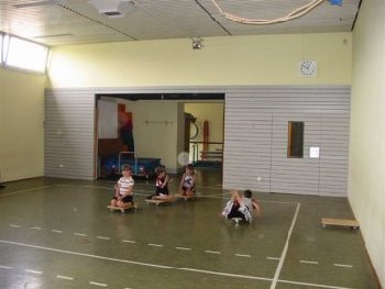 Kinder in der Turnhalle Michelbach.