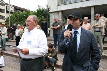 Der Vater von OB Florus, Manfred Florus, kommentierte die Show auf dem Marktplatz Gaggenau.