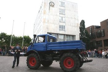 OB Florus begrte die Unimog-Fahrer vor dem Rathaus.