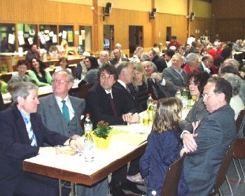 Oberbrgermeister Christof Florus und Gattin Jeanette im Kreis von Hrdens<br />
Ortsvorsteher Mathias Albrecht, Altoberbrgermeister Dr. Helmut Dahringer,<br />
Altortsvorsteher Kilian Steinel und Ortsvorsteher Volkward Vath. Foto:<br />
Roland Bittmann<br />
