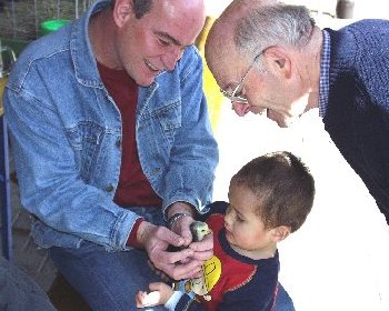 Ein Fest fr Generationen: Die Wiesentalhalle bot auch am ihrem 25.<br />
Geburtstag den passenden Rahmen fr erfreuliche Begegnungen. Foto: Roland<br />
Bittmann<br />
