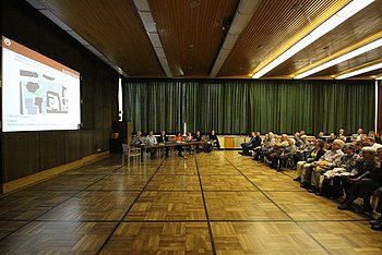 Die B�rgerinformationsveranstaltung �ber die Neugestaltung des Bahnhofsplatzes stie� auf starke Resonanz. Foto: StVw