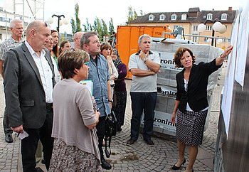 B�rgermeisterin Brigitte Sch�uble informierte betroffene Eigent�mer, Einzelh�ndler, Anwohner und interessierte B�rger �ber den Baufortschritt. Foto: StVw