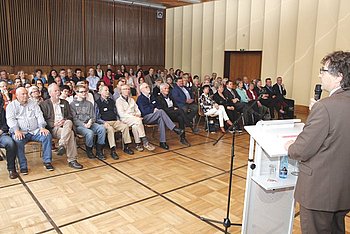 Oberb�rgermeister Christof Florus bedankt sich f�r das Engagement der Fl�chtlingshelfer. Foto: StVw