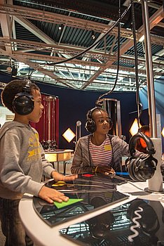 Kinder beim Forschen